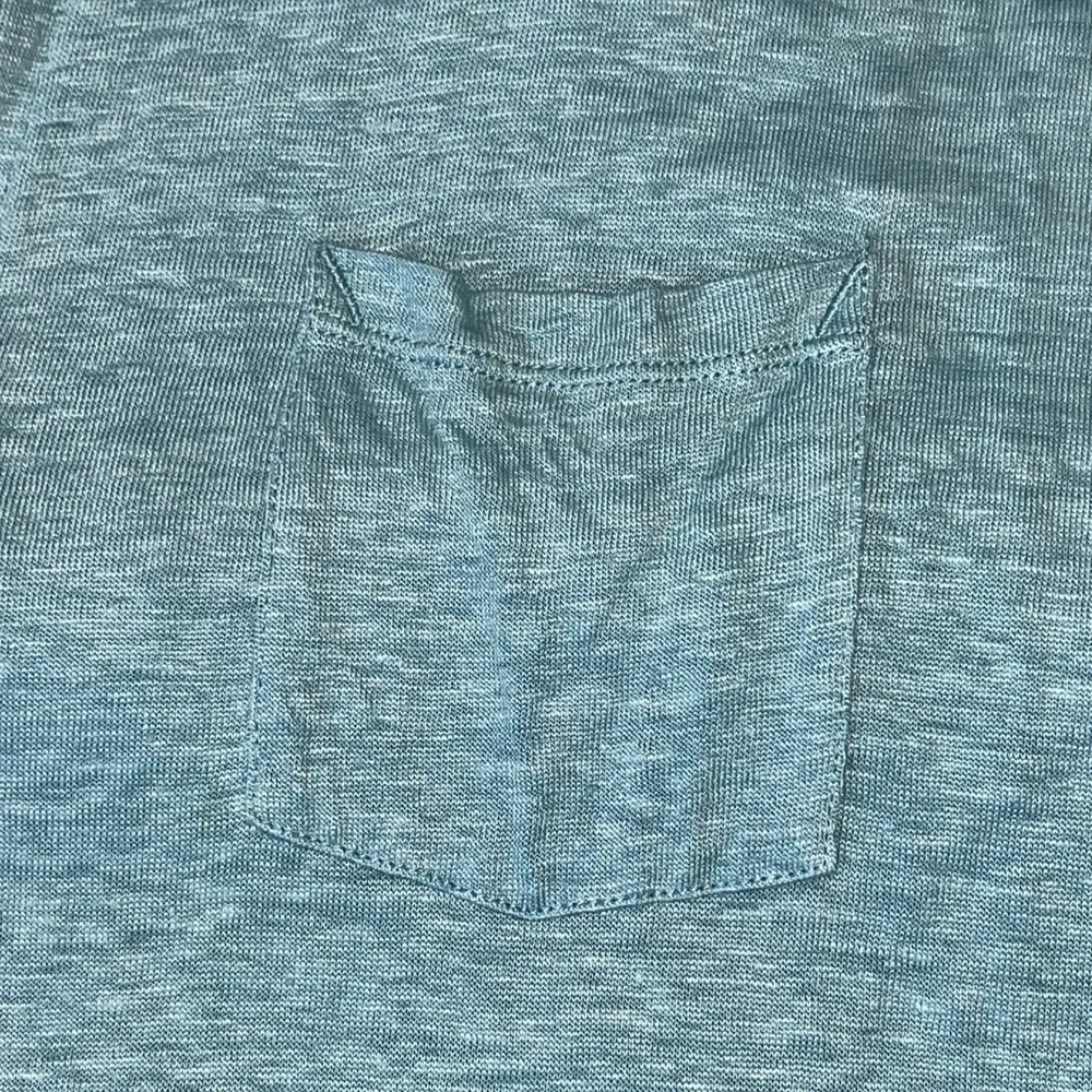 Lilly Pulitzer Large Blue 100% Linen V-Neck Pocket Tee Shirt Short Sleeve Top - Picture 3 of 7